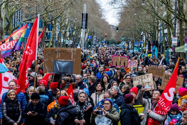 An dem lautstarken Protestzug mit Trommeln und Kochtöpfen durch die Kölner Innenstadt nahmen nach Schätzungen der Polizei etwa 15.000 bis 20.000 Menschen teil. - © Christoph Reichwein/dpa