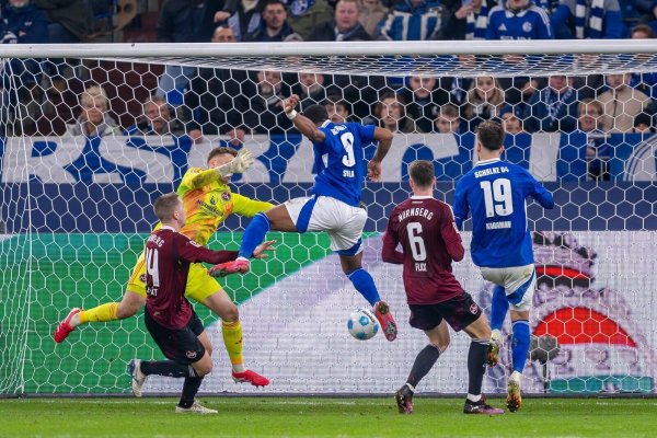 Schalkes Moussa Sylla erzielt das Tor zum 3:1. - © David Inderlied/dpa
