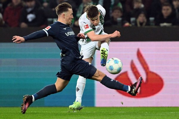 Umkämpfte Partie im Borussia-Park. - © Federico Gambarini/dpa