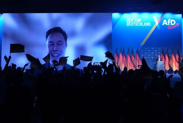 Tesla-Chef Elon Musk lässt sich beim AfD-Wahlkampfauftakt feiern. - © Sebastian Willnow/dpa