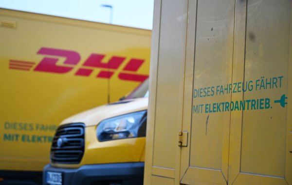 Elektro-Transporter von DHL stehen auf dem Gelände einer Düsseldorfer Zustellbasis. Von 120 Transportern sind dort 49 Stromer, auch dort soll der Elektro-Anteil künftig steigen. - © Wolf von Dewitz/dpa