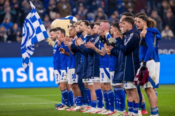Schalke 04 jubelt nach dem Sieg gegen Nürnberg. - © David Inderlied/dpa