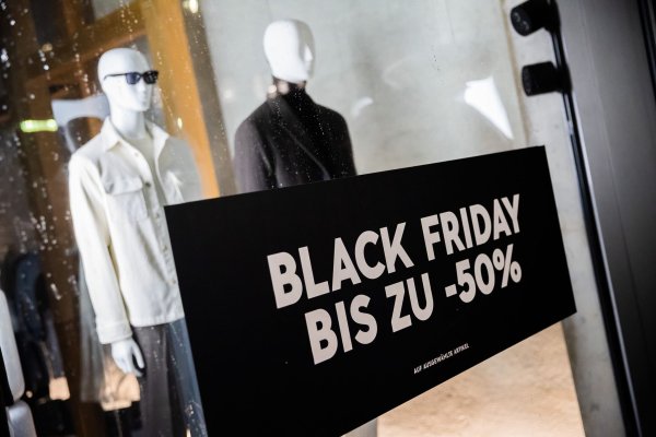 Mehr als 80 Prozent der Menschen in Deutschland wollen die Rabattaktionen rund um den Black Friday nutzen und auf Schnäppchenjagd gehen. - © Christoph Soeder/dpa