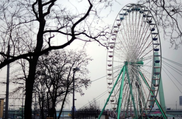 Nach einem Stromausfall läuft die Deutzer Kirmes in Köln wieder. (Archivbild) - © Marius Becker/dpa