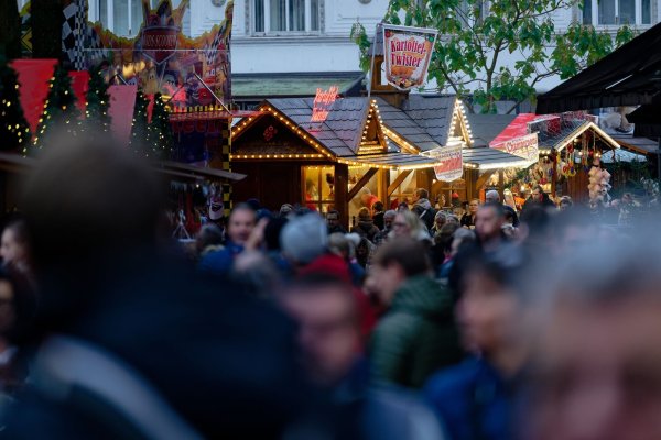 Weihnachtlich beleuchtete Hütten stehen auf dem Weihnachtsmarkt in Essen-Steele. - © Henning Kaiser/dpa