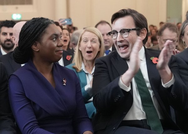 Kemi Badenoch - hier neben ihrem jubelnden Ehemann Hamish Badenoch - soll die konservativen Tories aus der Misere führen. - © Stefan Rousseau/PA Wire/dpa
