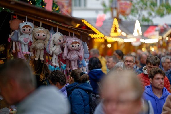 Der Weihnachtsmarkt startete als einer der ersten bundesweit. - © Henning Kaiser/dpa