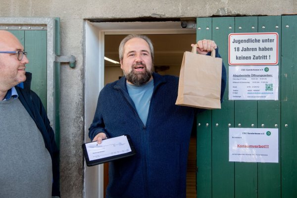 Michael Jaskulewicz ist das erste Mitglied des Cannabis Social Clubs Ganderkesee, der legal Cannabis erwirbt. - © Hauke-Christian Dittrich/dpa