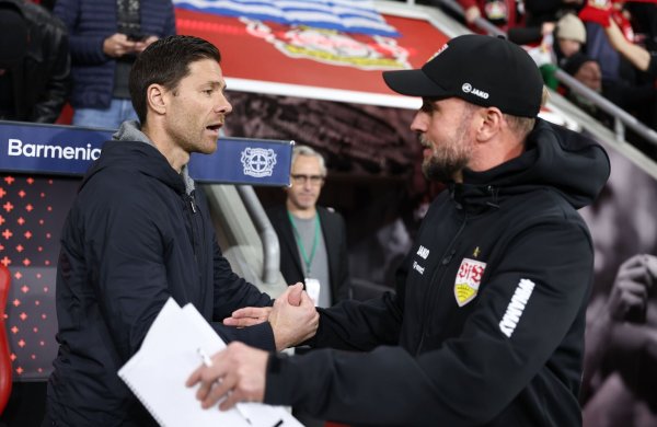 Xabi Alonso und Sebastian Hoeneß waren sich in ihrer Spielanalyse weitgehend einig. - © Rolf Vennenbernd/dpa