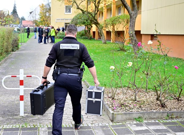 Vor Ort wurden Spuren gesichert. - © Matthias Merz/TNN/dpa