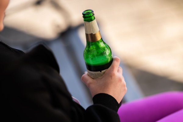 2023 gab es etwas weniger Alkoholsüchtige in Deutschland als noch ein Jahr zuvor. - © Silas Stein/dpa