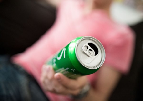 Der regelmäßige Griff zum Bier? Wer an einer Alkoholabhängigkeit leidet, benötigt in der Regel Hilfe. - © Alexander Heinl/dpa-tmn