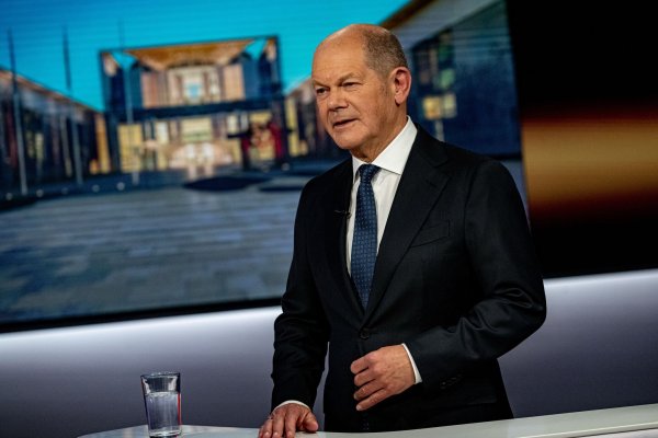 Kanzler Scholz zeigt sich offen für neue Ukraine-Hilfen, aber nur unter einer Bedingung. - © Fabian Sommer/dpa