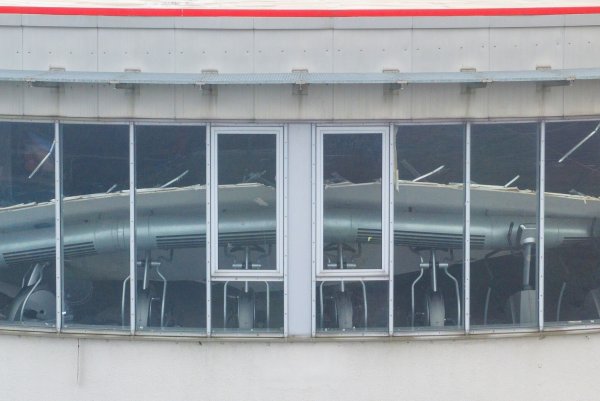 Durch die Fensterfront eines Fitnessstudios in Recklinghausen ist eine herabgestürzte Zwischendecke zu sehen. - © Christoph Reichwein/dpa