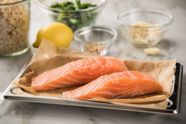 Lachs ist der Lieblingsfisch der Deutschen - meist ist es Zuchtlachs, der auf dem Teller landet. - © Christin Klose/dpa-tmn