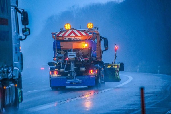 Am Mittwochmorgen gibt es winterliches Wetter in NRW - Glatteis inklusive. - © Jason Tschepljakow/dpa