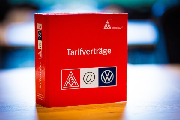 Der neue VW-Haustarif enthält auch eine Notfallklausel, die zu Lohnkürzungen führen könnte. (Archivfoto) - © Moritz Frankenberg/dpa