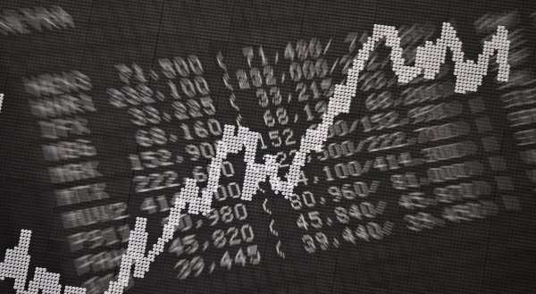 Weniger Menschen in Deutschland investieren in Aktien (Symbolbild). - © Arne Dedert/dpa