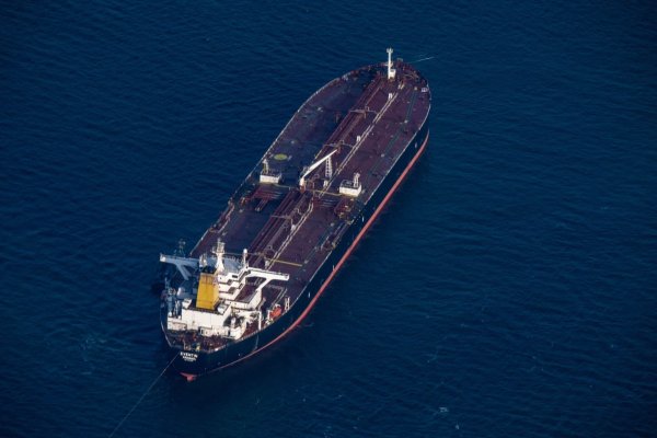 Der Tanker «Eventin» ankert inzwischen selbstständig, nachdem er zuvor von Schleppern gehalten wurde. Weiterfahren darf er vorerst nicht, obwohl die Maschine wieder läuft. - © Stefan Sauer/dpa