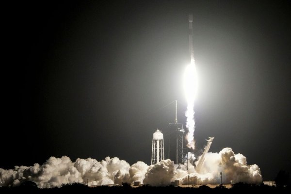 Eine «Falcon 9» von SpaceX brachte zwei Mondlandefähren auf den Weg. - © John Raoux/AP/dpa