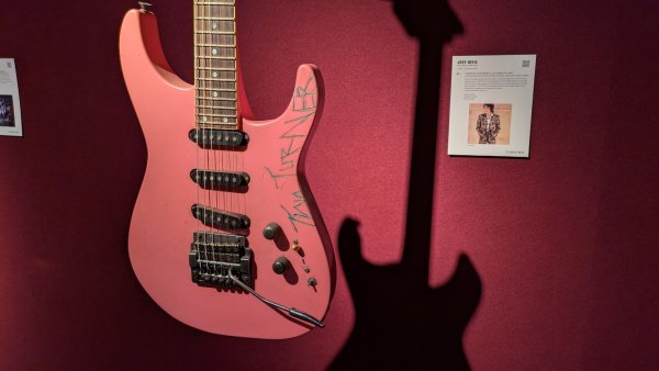 Nach den Aufnahmen zu Tina Turners «Private Dancer» ließ sich Jeff Beck seine pinkfarbene Jackson-Grover-Gitarre von der Sängerin signieren - mit Messer und Nagellack. - © Philip Dethlefs/dpa