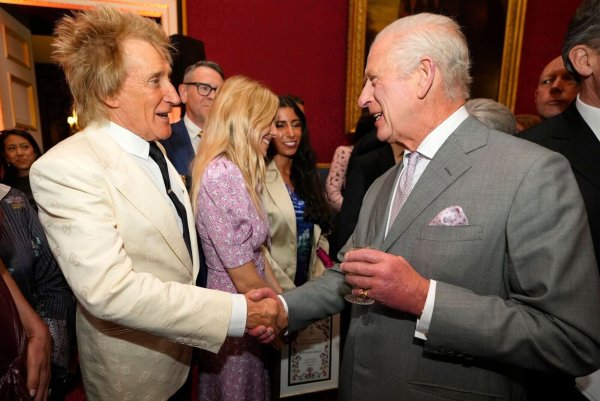 Rod Stewart (l) traf König Charles III. im Sommer. (Archivbild - © Kirsty Wigglesworth/AP Pool/AP/dpa