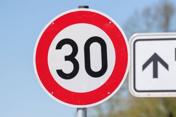 Ein Palliativdienst wehrt sich gegen eine Strafe für zu schnelles fahren - und gegen eine kuriose Begründung der zuständigen Behörde. (Symbolbild) - © Stefan Sauer/dpa