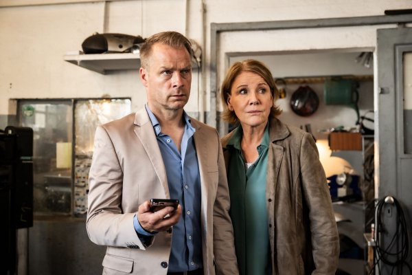 Marie Brand und Jürgen Simmel verfolgen die Ortung eines Handys. - © Martin Valentin Menke/ZDF/dpa