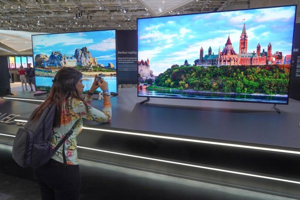 Die Umsätze mit klassischer Unterhaltungselektronik wie Fernsehern gehen in Deutschland weiter leicht zurück. (Archivbild) - © Jörg Carstensen/dpa