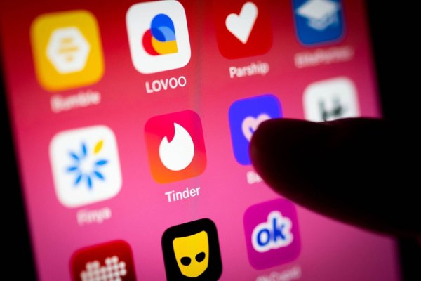 Der Markt für Dating-Apps boomt. Zwischen Bumble, Tinder, Parship und mehr fällt die Auswahl nicht immer leicht. (Illustration) - © Sina Schuldt/dpa