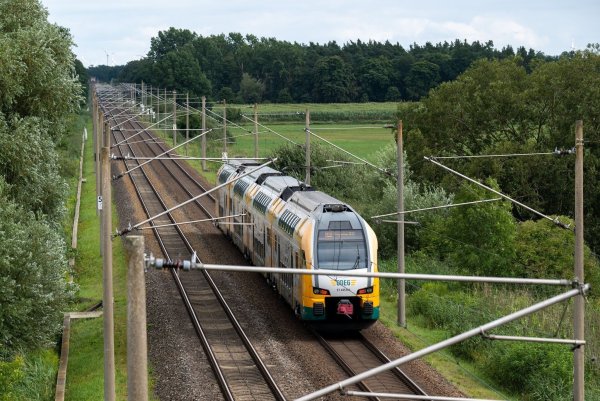Das Deutschlandticket verursacht hohe Kosten - Bund und Länder streiten seit langem über die Finanzierung. - © Soeren Stache/dpa