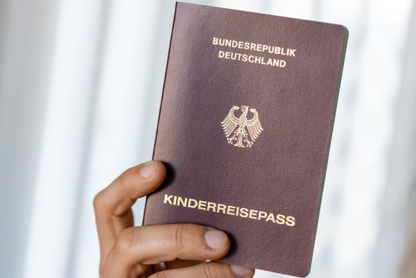 Es liegt im Verantwortungsbereich der Reisenden, sich über aktuelle Einreiseregelungen schlau zu machen – gerade bei Fernreisen. - © Daniel Karmann/dpa/dpa-tmn