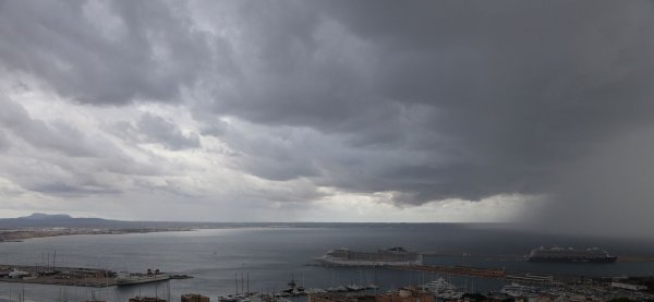 Für Mittwoch warnt der Wetterdienst Aemet vor heftigen Regenfällen sowie schweren Sturmböen und rief die Alarmstufe Orange aus. - © Clara Margais/dpa
