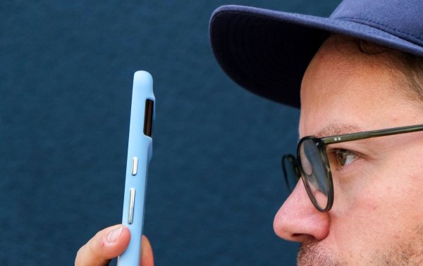 Google erweitert die Funktionalität der Thermometer-App für die Pixel 8 Pro, 9 Pro und 9 Pro XL, sodass diese nun auch die Körpertemperatur messen kann. - © Zacharie Scheurer/dpa-tmn