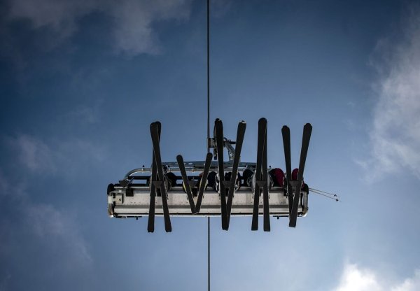 Mit Allwetter-Schnee-Erzeugern sollen die Pisten schneesicherer und das Skivergnügen planbarer werden. (Symbolbild) - © Bernd Thissen/dpa