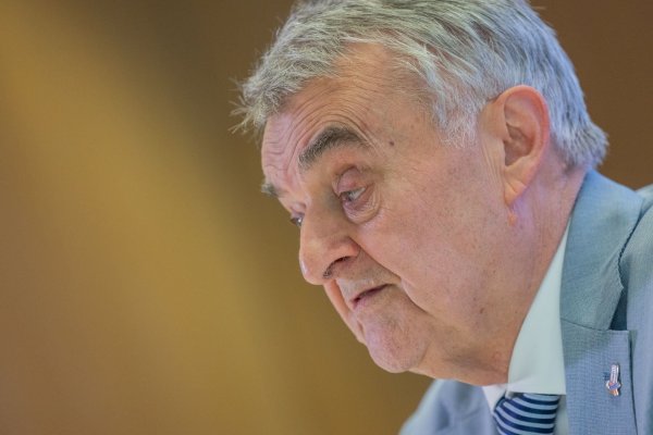 NRW-Innenminister Herbert Reul (CDU) stellt eine Studie zur Opferzahl rechtsextremer Gewalt in NRW vor. - © Rolf Vennenbernd/dpa