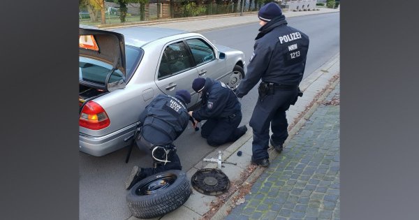 Eigentlich waren die Beamten mit einer Schwerpunktkontrolle beschäftigt, kurzerhand halfen sie einem 96-Jährigen. - © Polizei Bochum