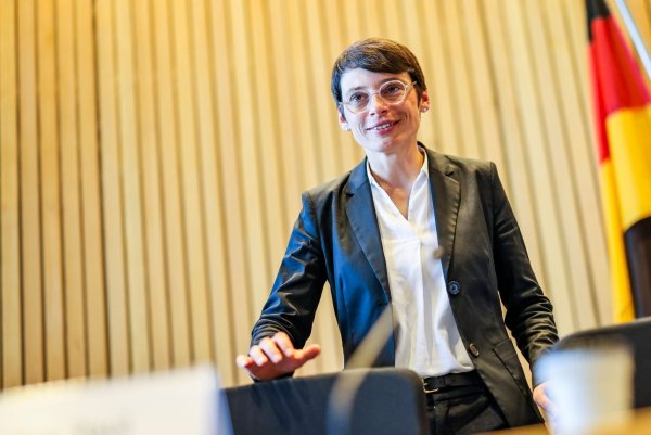 Die schwarz-grüne Landesregierung treibt den Aufbau mehrerer Meldestellen unter anderem für rassistische Vorfälle und Queerfeindlichkeit unterhalb der Strafbarkeitsgrenze voran (Archivbild). - © Christoph Reichwein/dpa