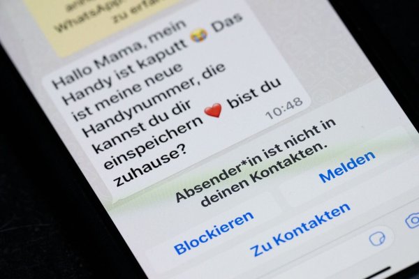 Die mutmaßliche Bande soll betrügerische Chat-Nachrichten verschickt haben. (Symbolbild) - © Sebastian Gollnow/dpa