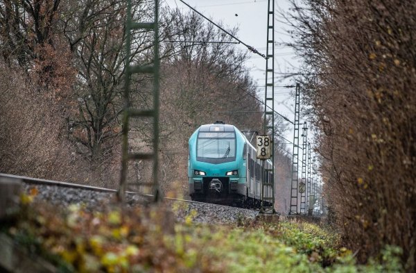Auch die Eurobahn zwischen Dortmund und Lünen ist von einer Streckensperrung betroffen. (Archivbild) - © Guido Kirchner/dpa