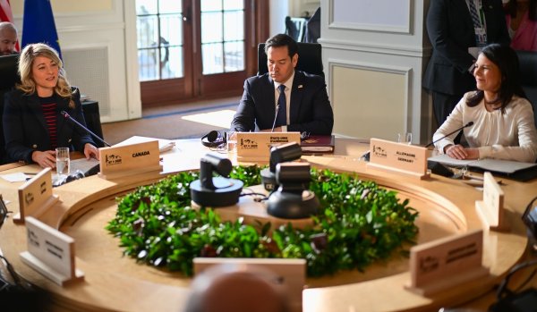 Die Minister nahmen an einem runden Tisch Platz. - © Sebastian Christoph Gollnow/dpa