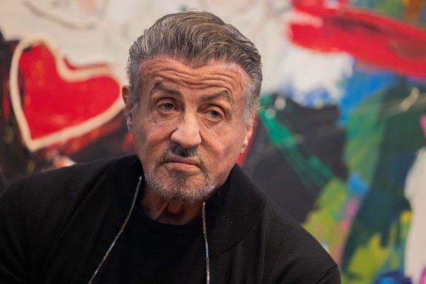 Sylvester Stallone gilt als einer der bekanntesten Action-Schauspieler. (Archivbild) - © Rolf Vennenbernd/dpa