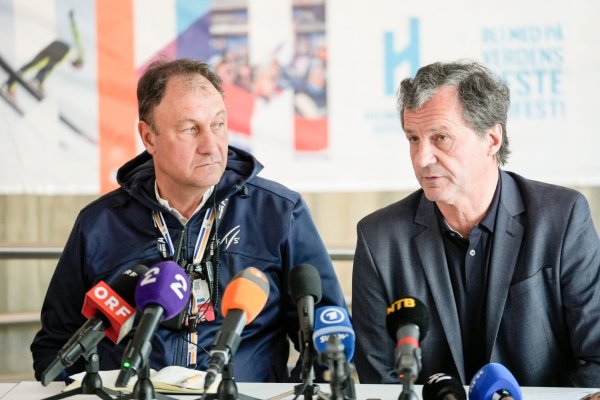 Fis-Rennleiter Sandro Pertile (l) wirkt angeschlagen. - © Terje Bendiksby/NTB/dpa