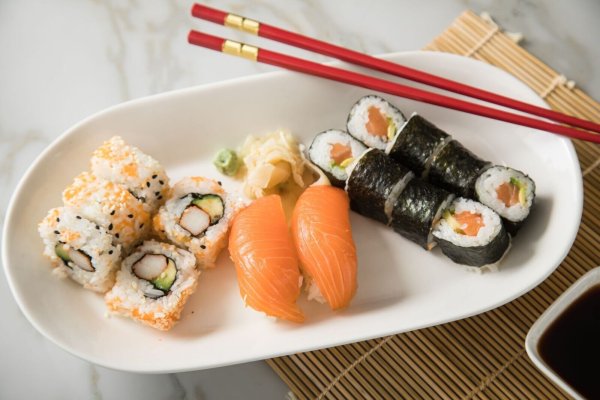 Ein Ampelsystem vom WWF zeigt bei 13 typischen Sushi-Zutaten an, was eher nicht auf den Teller gehört und was eine gute Wahl ist. - © Christin Klose/dpa-tmn