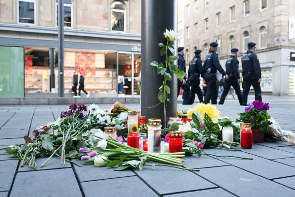 Bisher lagen Blumen an mehreren Stellen - nun richtet die Stadt Mannheim einen zentralen Gedenkort ein. (Archivbild) - © Uli Deck/dpa