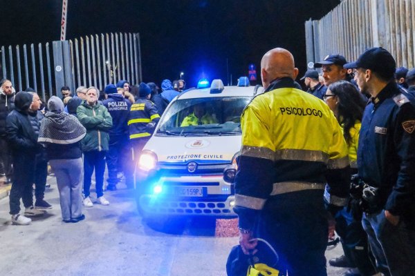 Erneut bebt die Erde in den Phlegräischen Feldern. Menschen laufen verängstigt auf die Straße. - © Antonio Balasco/LPS via ZUMA Press Wire/dpa
