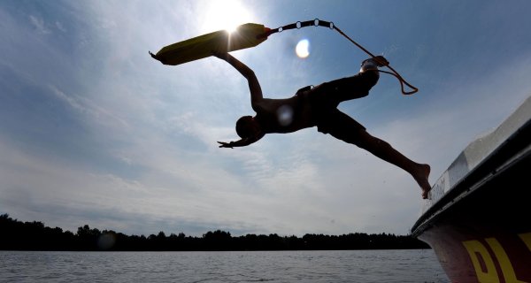 Im dritten Jahr in Folge steigt 2024 die Zahl der Ertrunkenen, warnen die DLRG-Lebensretter. (Symbolbild) - © Peter Steffen/dpa