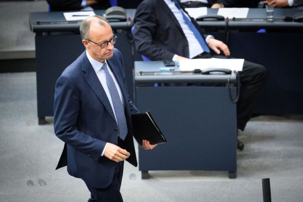 Der wahrscheinliche künftige Kanzler Friedrich Merz (CDU) wirbt weiter um Mehrheiten für das geplante Schuldenpaket von Union und SPD. - © Bernd von Jutrczenka/dpa