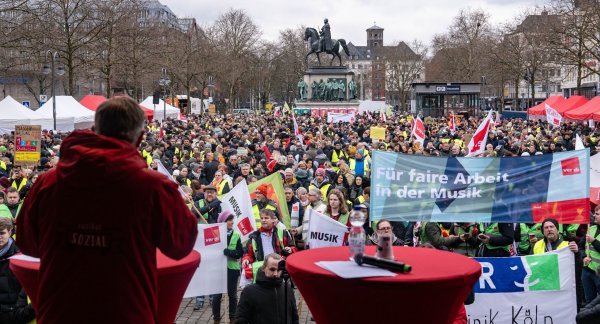 Bei den Demos am Mittwoch stellten sich laut Verdi landesweit 42.000 Menschen hinter die Gewerkschafts-Forderungen nach mehr Geld und mehr Freizeit. - © Benjamin Westhoff/dpa