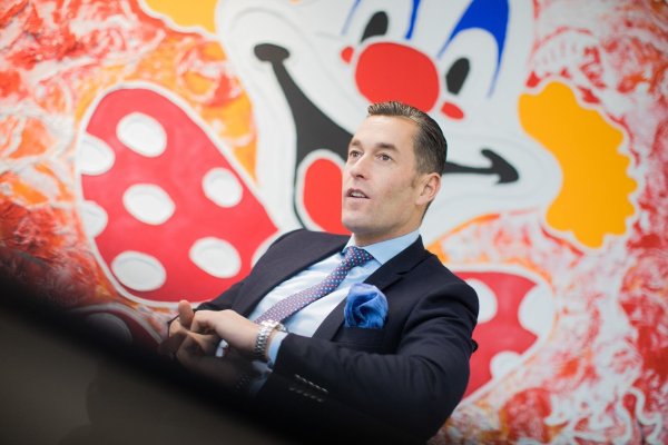 Herbert Geiss, Inhaber des Kostümhändlers Deiters, aufgenommen in einem seiner Geschäfte. - © Rolf Vennenbernd/dpa/Archivbild